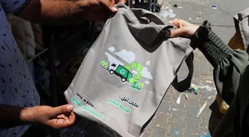 Gaza campaign aims to replace plastic bags with cloth ones