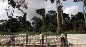 Ivory Coast builds a wall to protect endangered urban park