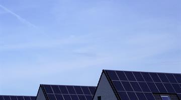UK homes install ‘record number’ of solar panels and heat pumps