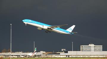 Dutch court scraps cap on number of flights at Amsterdam airport
